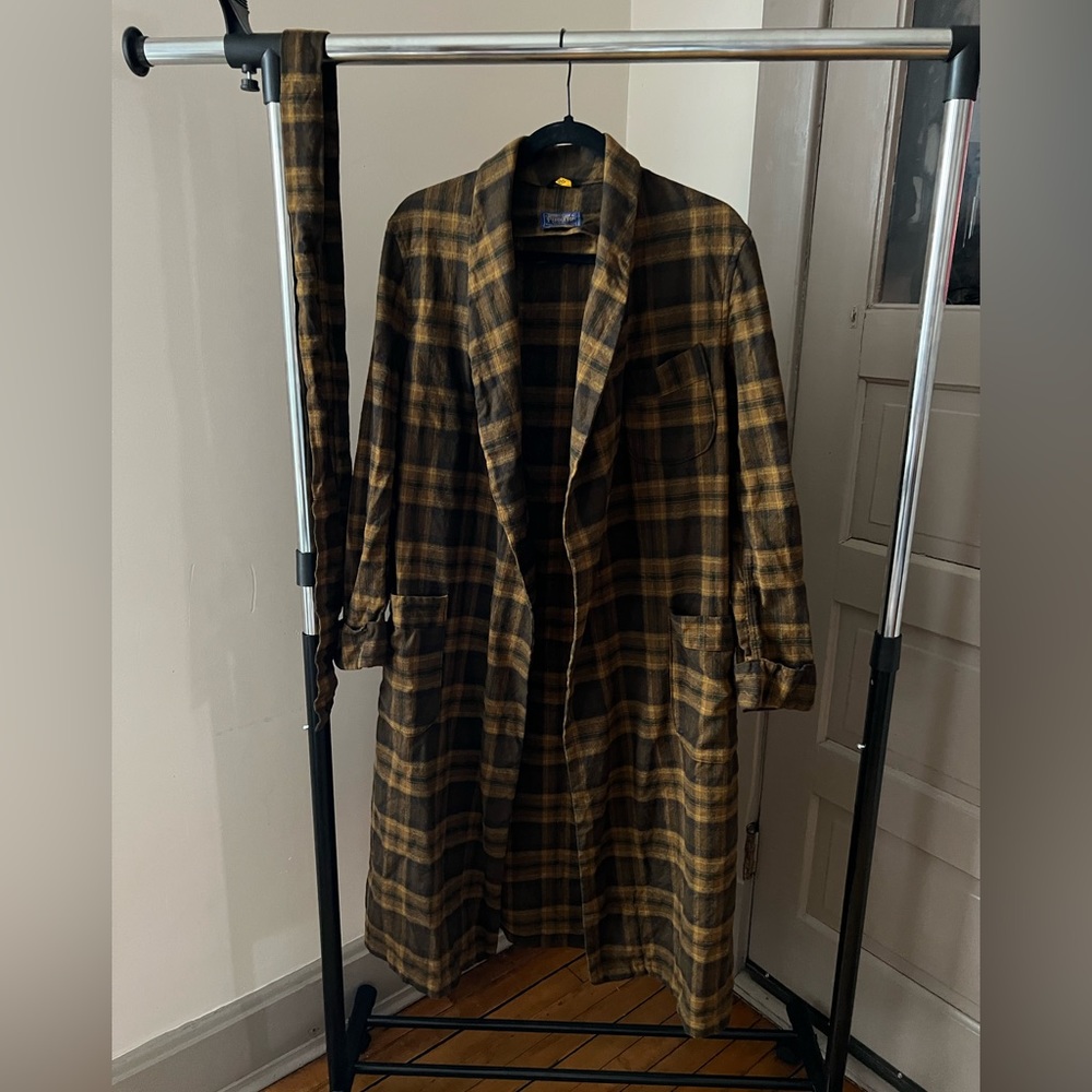 Pendleton wool robe. Browns/tans/black. Size medium.